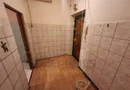 Etaj 1. Clima. Teren ingradit cu locuri de parcare.