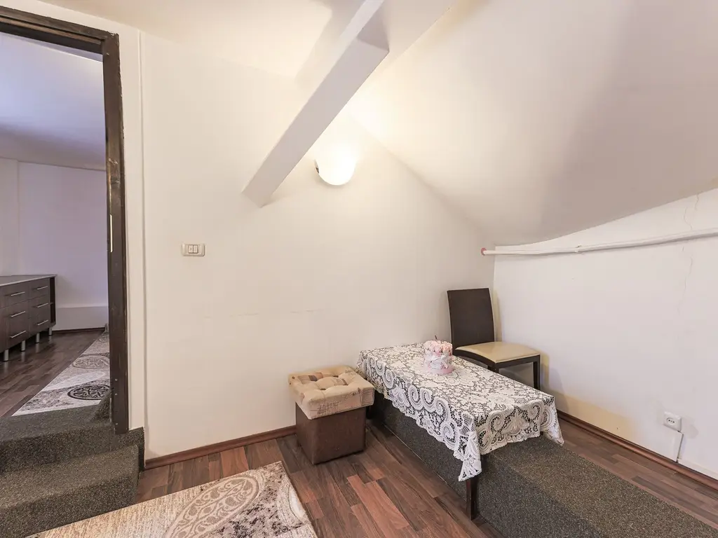 Apartament cu 2 camere la curte comună, pe str. Barabas Bela