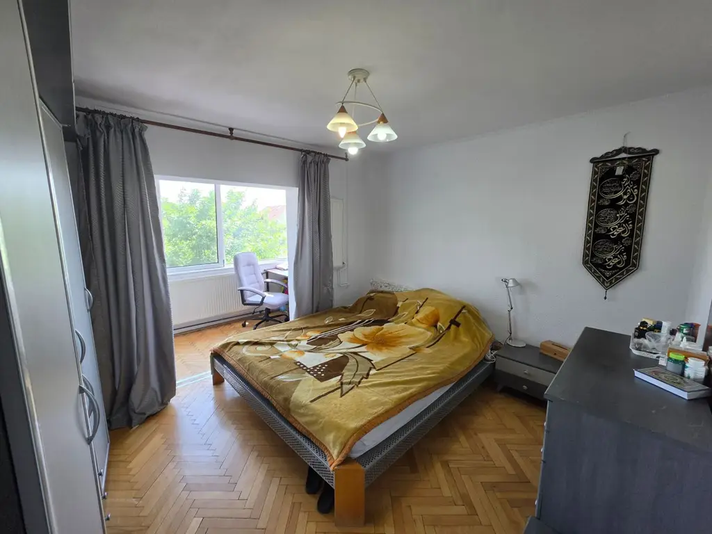 Vand apartament cu 4 camere aproape de centru