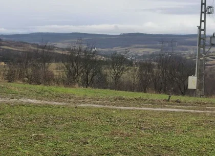 Teren cu o priveliste superba langa padure