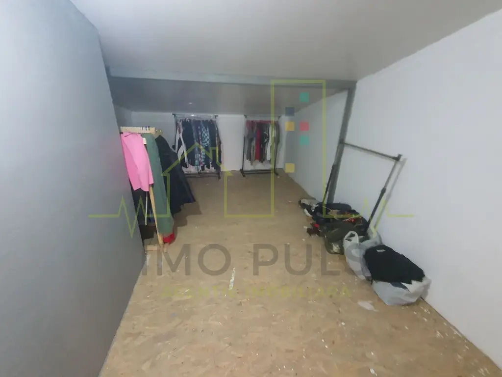 Casa individuala pe parter, cu pod foarte inalt amenajat.