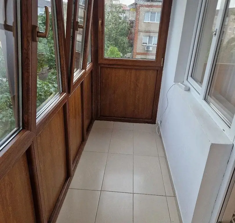 Apartament 2 camere decomandat -spatios ,balcon inchis, zona Sarelui