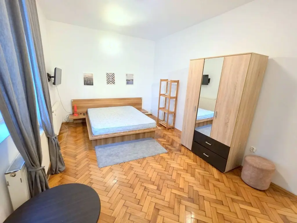 De inchiriat apartament cu o camera ultracentral, et. 1, 320 euro