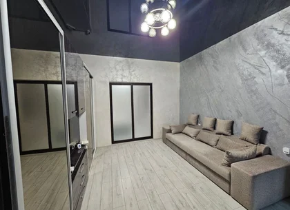 De vanzare - Casa 2 camere, renovata - singur in curte -Piata Centrala