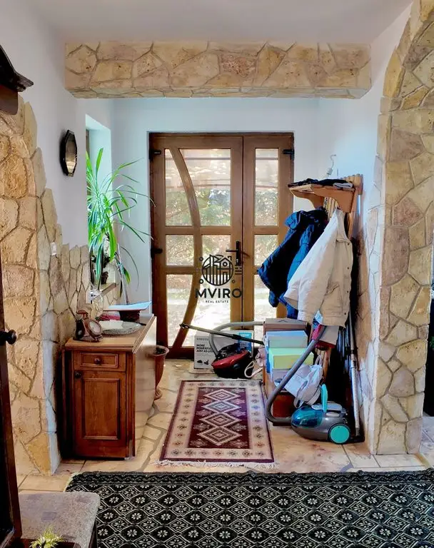 Casa de vanzare in Targoviste - 5 camere, 2 garaje, teren generos