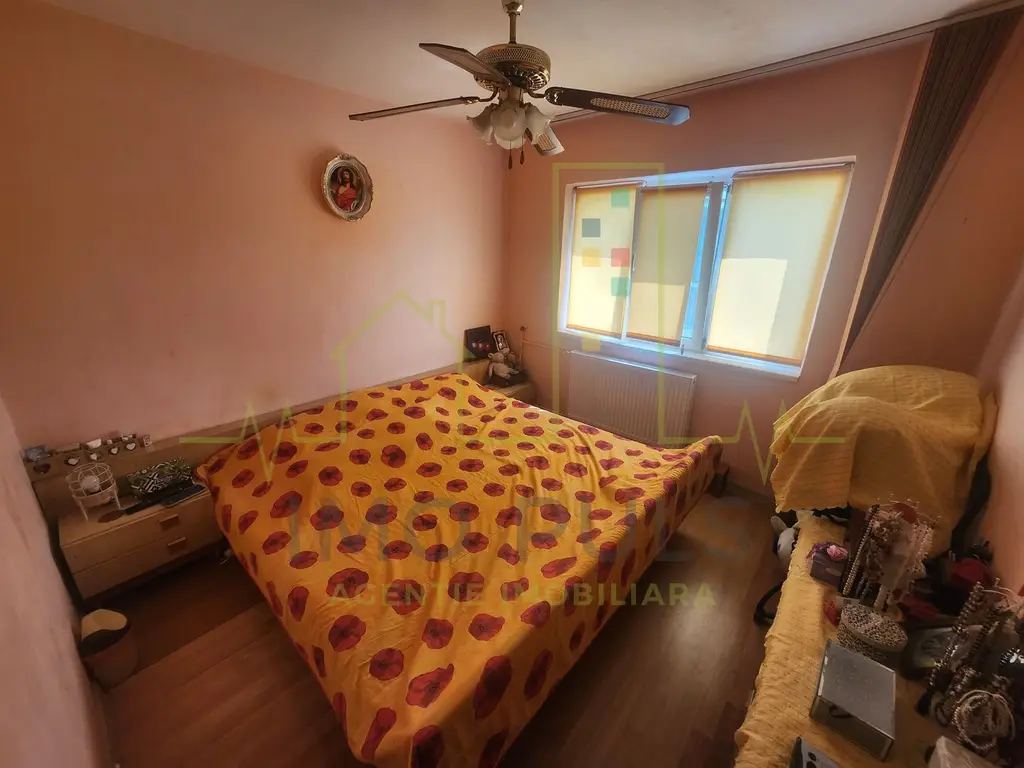 Apartament cu 3 camere. Decomandat. Lipovei. Bloc izolat.