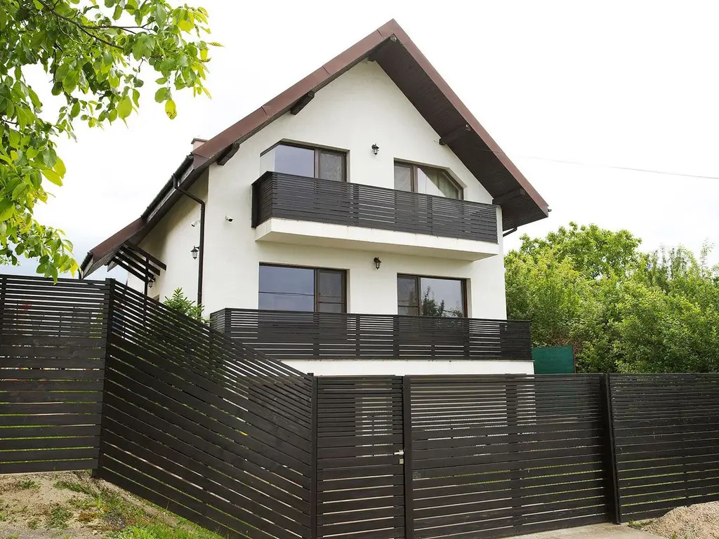 Vilă 5 dormitoare, 4 băi, 2 248mp teren, piscină. Preț: 229 000 E.