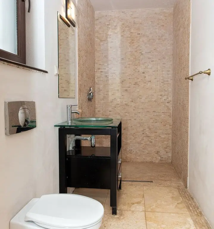 Vilă 5 dormitoare, 4 băi, 2 248mp teren, piscină. Preț: 229 000 E.