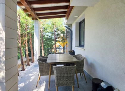 Casă modernă de vânzare, curte, 6 camere, parcare, Zona Vivo, Florești