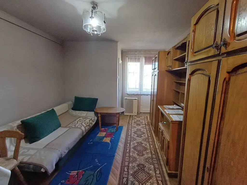 BRASADAS vinde garsoniera etaj 2/4 pe Ostrovului.