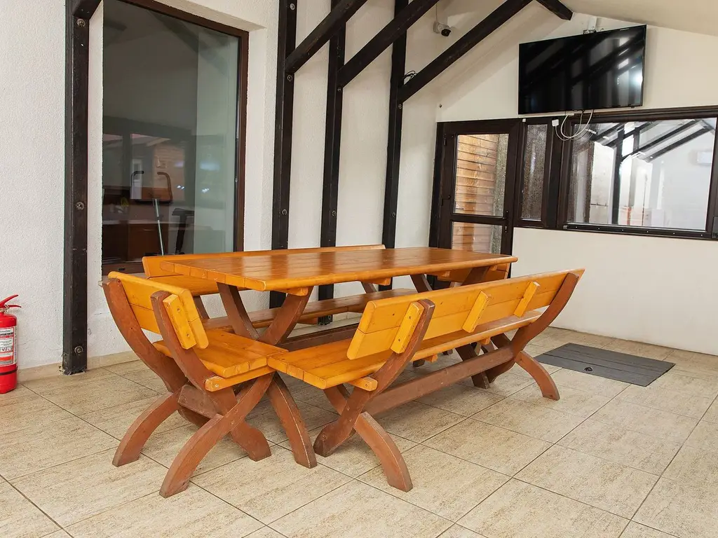 Vilă 5 dormitoare, 4 băi, 2 248mp teren, piscină. Preț: 229 000 E.