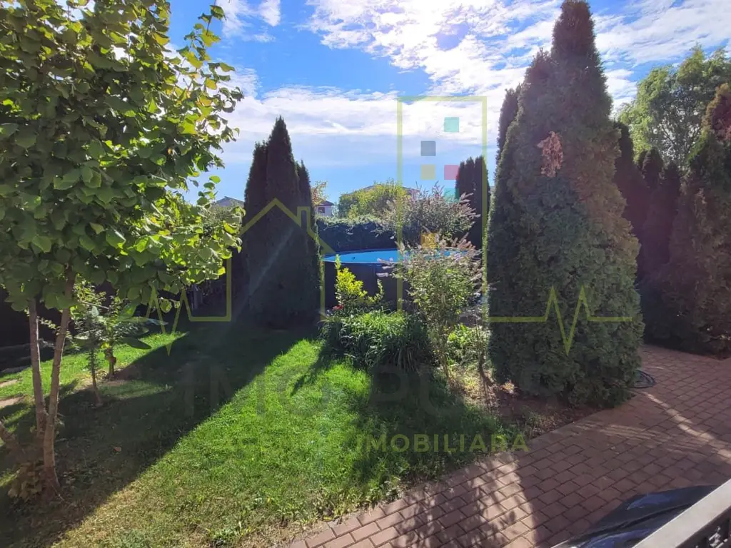 Apartament in vila cu curte mare. Parter.