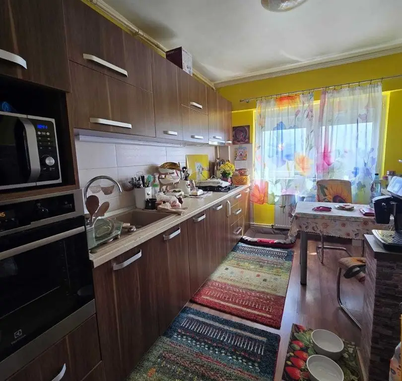 BRASADAS vinde ap 4 cam etaj 8 Centru Nou.