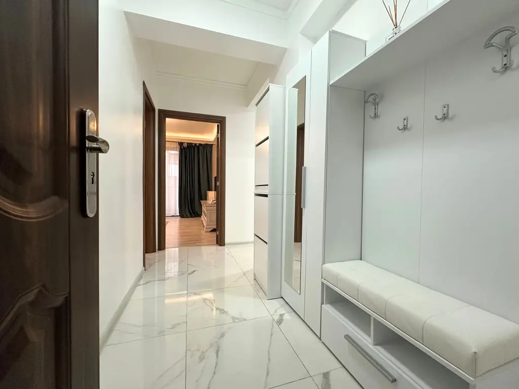 Vând apartament 3 camere 3 minute de Coresi complex ISARAN