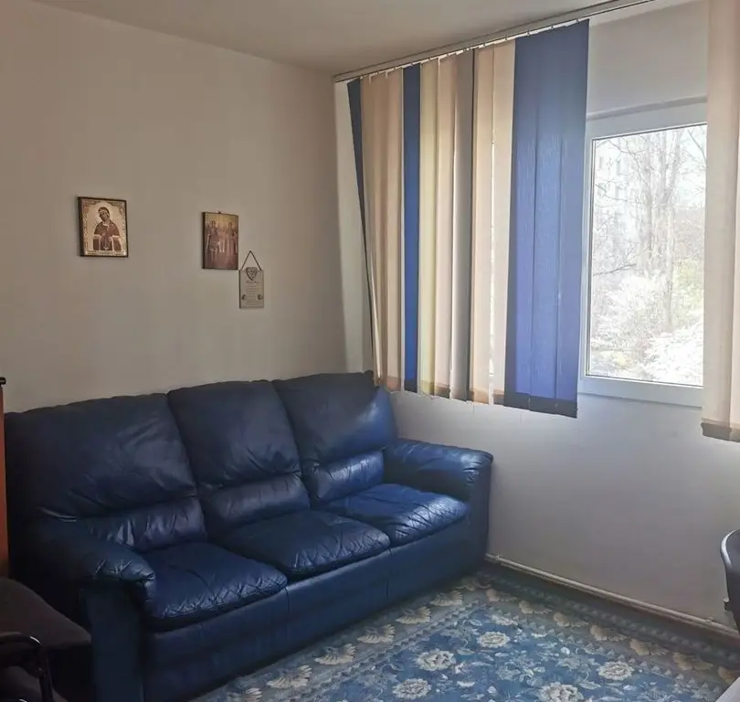 Proprietar , vand apartament , 4 camere cu centrala termica , boxa si loc parcare adp