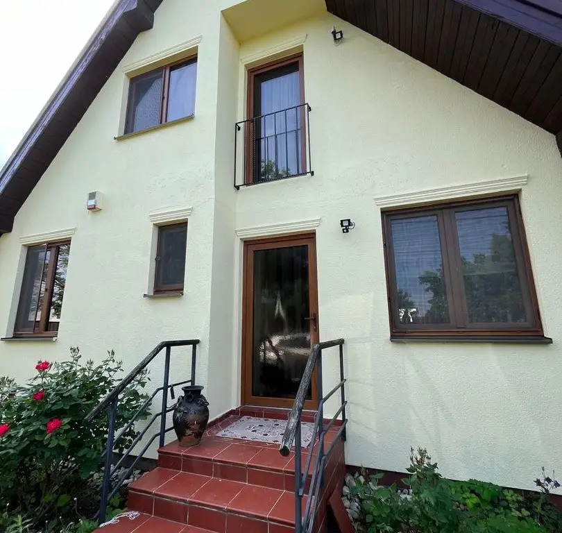 Casă elegantă, spațioasă, ideală pentru familie – Sanmihaiu Roman