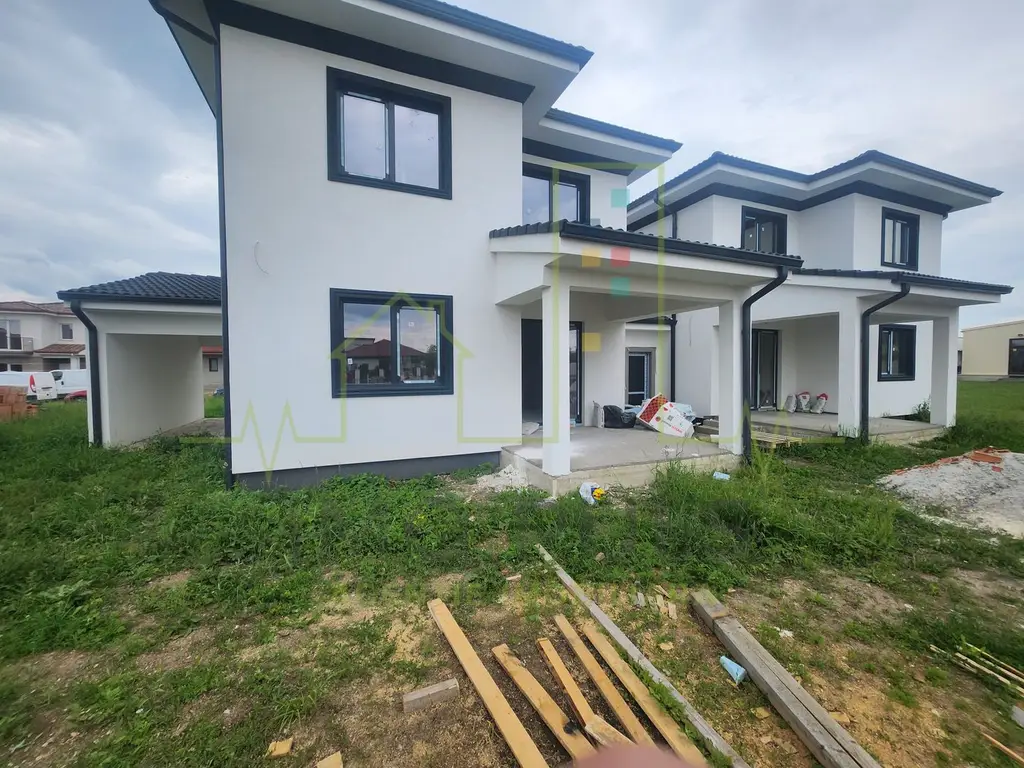Duplex despartit prin Garaj. 4 dormitoare. 3 Bai. Dumbravita
