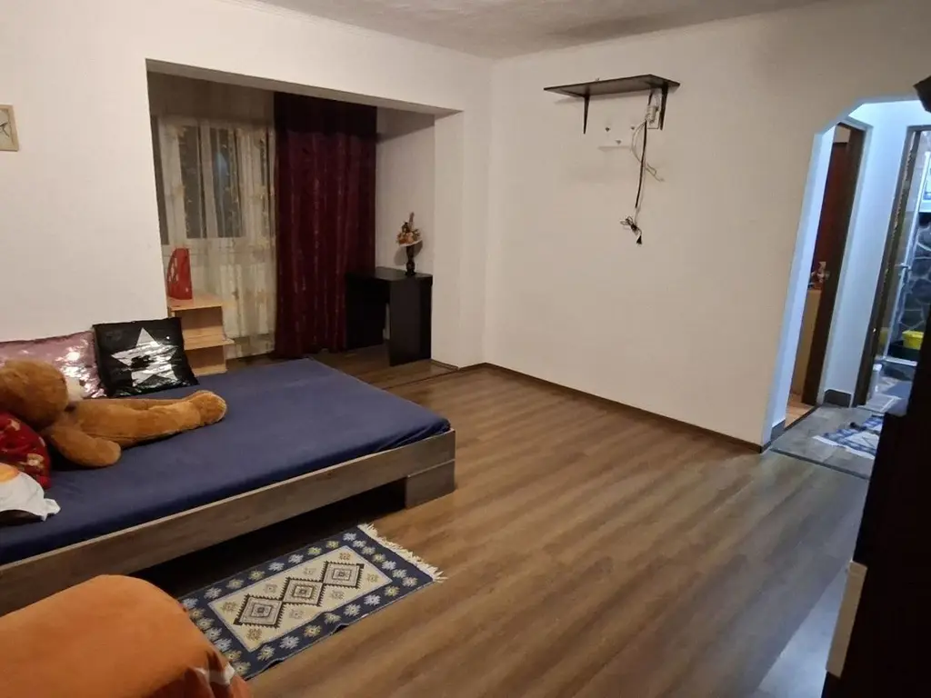 BRASADAS vinde ap 2 cam etaj 2 pe Botizului.