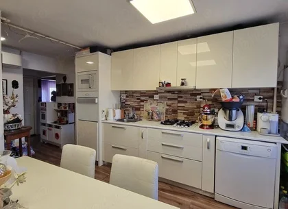 BRASADAS vinde ap 3 cam modernizat și parțial mobilat.