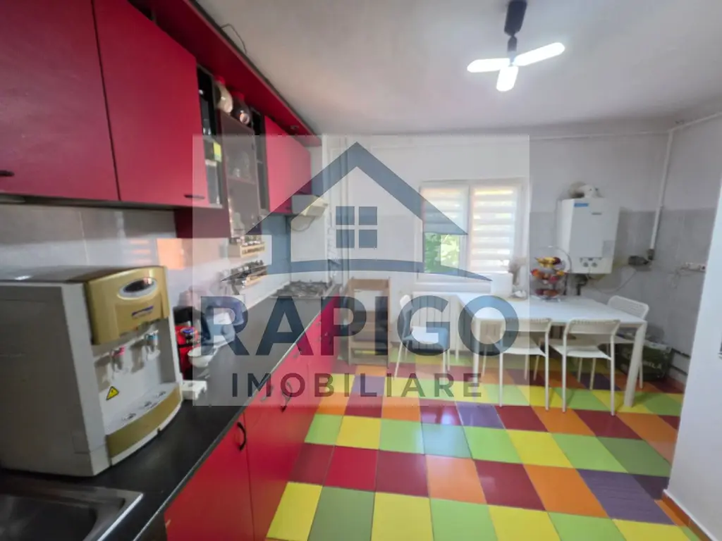Vand apartament cu 4 camere aproape de centru