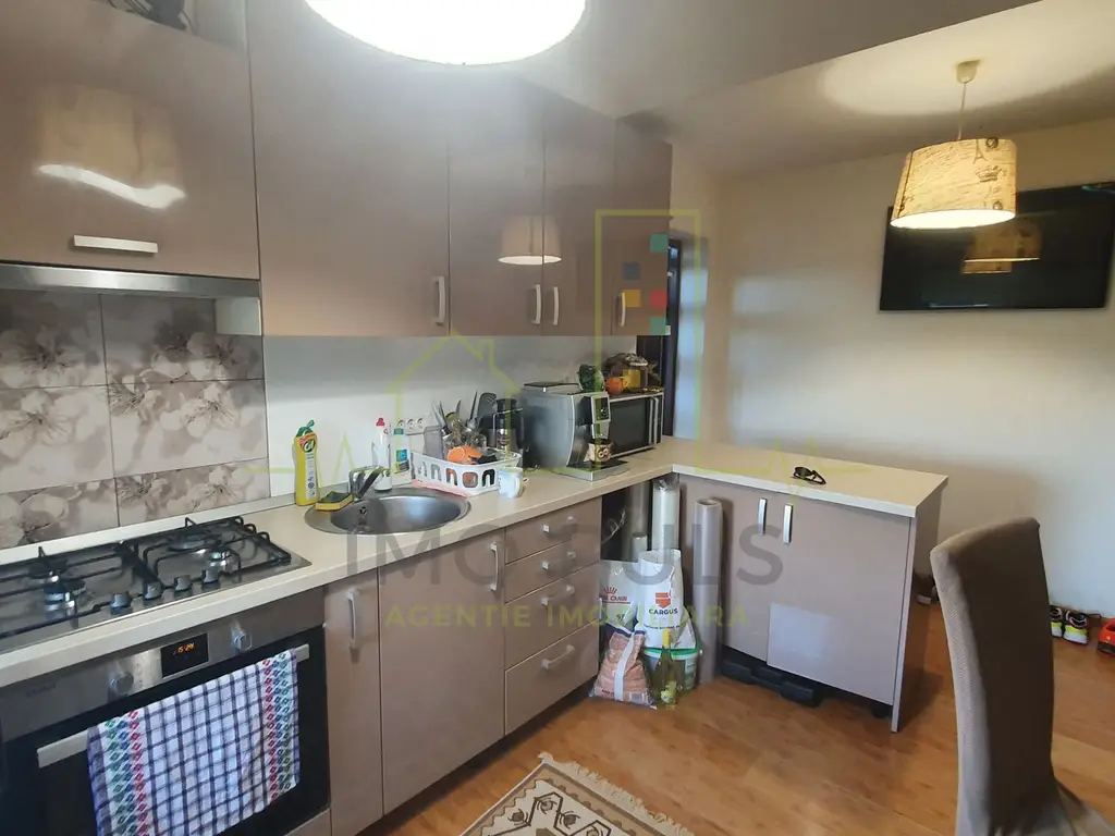 Apartament pe doua nivele cu scara interioara