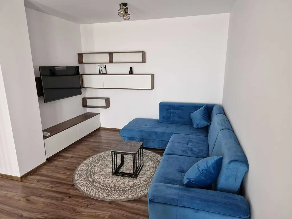 Proprietar inchiriez apartament 2 camera decomandat si loc de parcare
