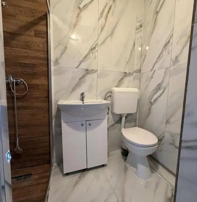 Închiriez casă individuală spațioasă 5 camere ( 200mp ) compusă din 2 apartamente cu intrare separată
