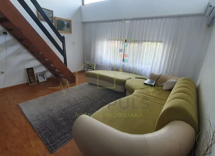 Apartament pe doua nivele cu scara interioara