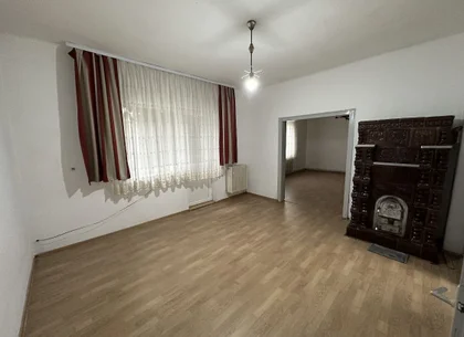 BRASADAS vinde PARTERUL unei case in zona Botizului.