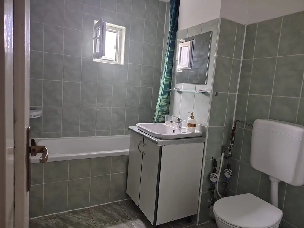 De inchiriat: apartament, 2 camere Oradea. 340 E/luna. Comision 50%