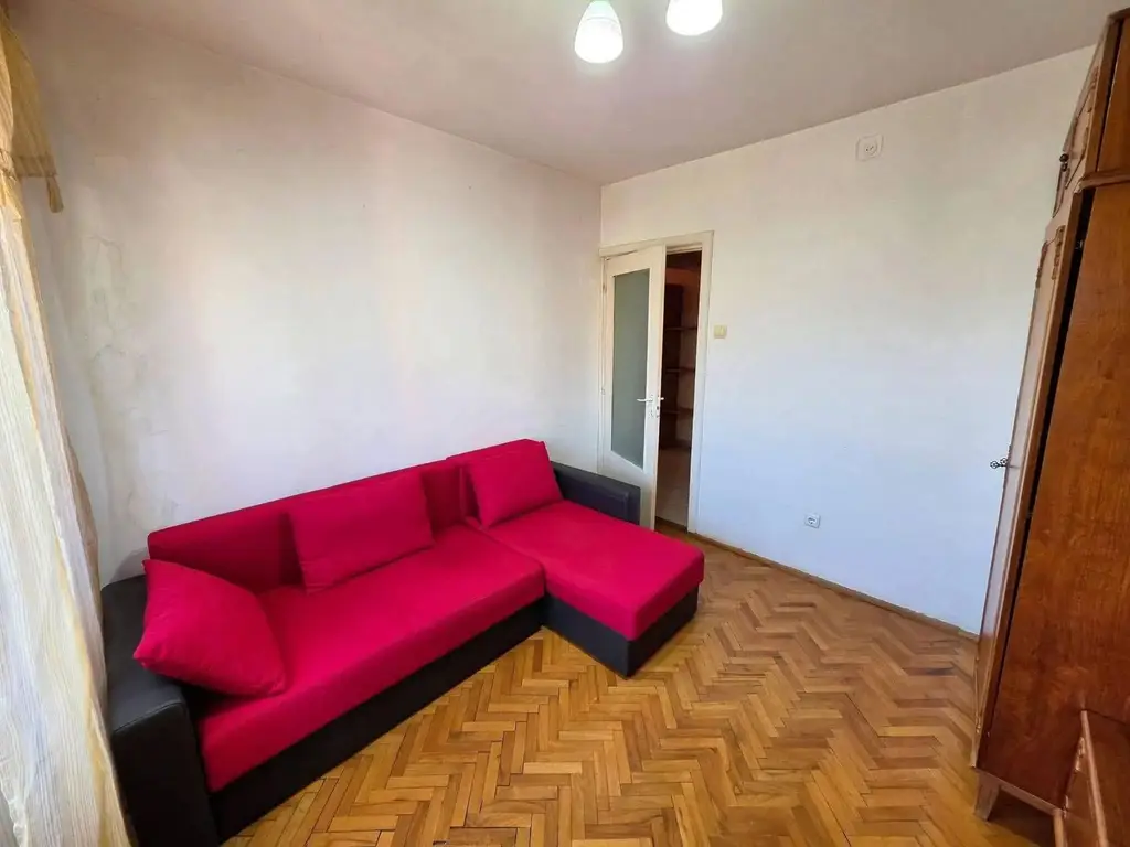 Vand apartament cu 2 camere decomandat in Calea Lipovei