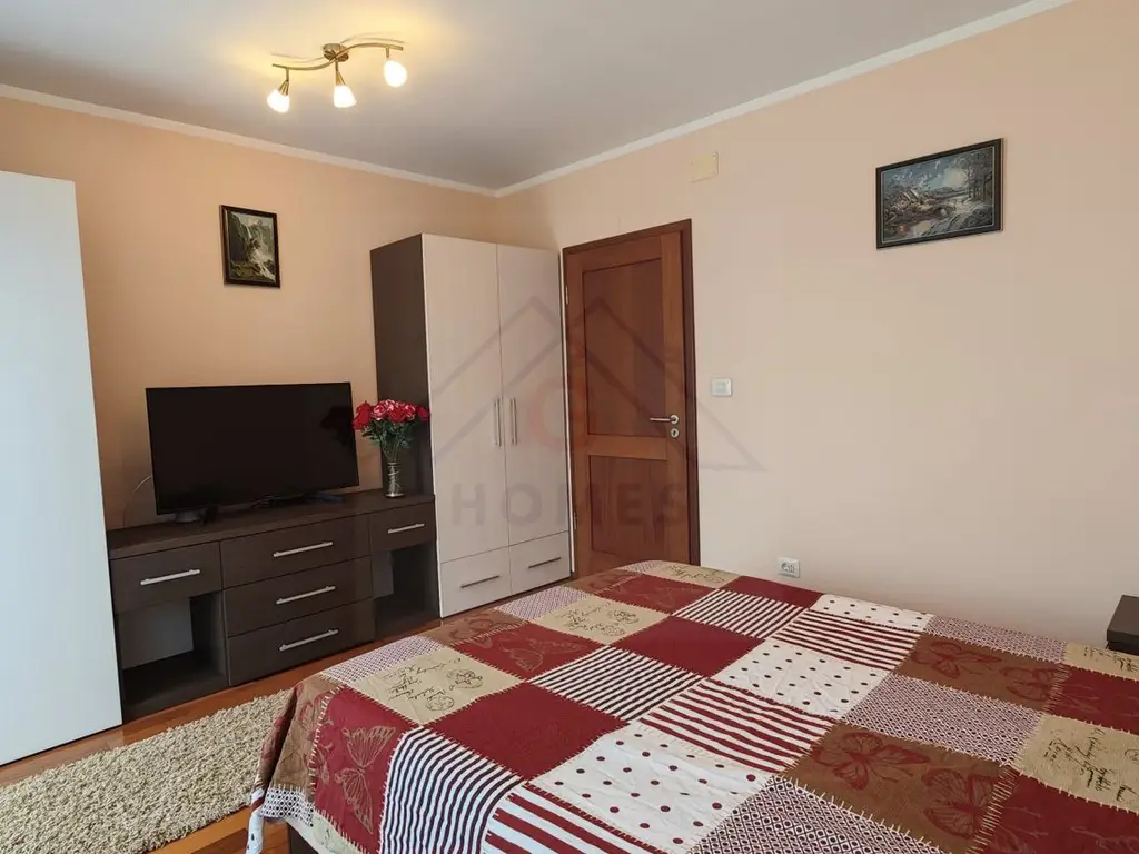 Casa mare. Posibil si clinica, camin batrani, invatamant, sediu firma.