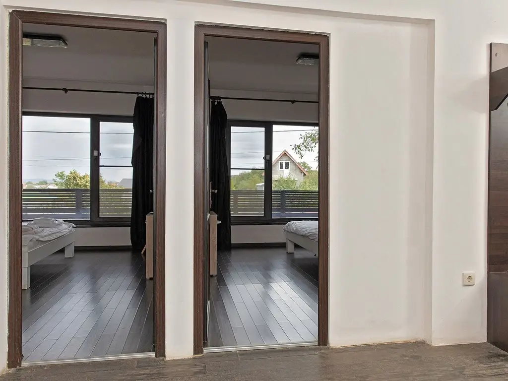 Vilă 5 dormitoare, 4 băi, 2 248mp teren, piscină. Preț: 229 000 E.