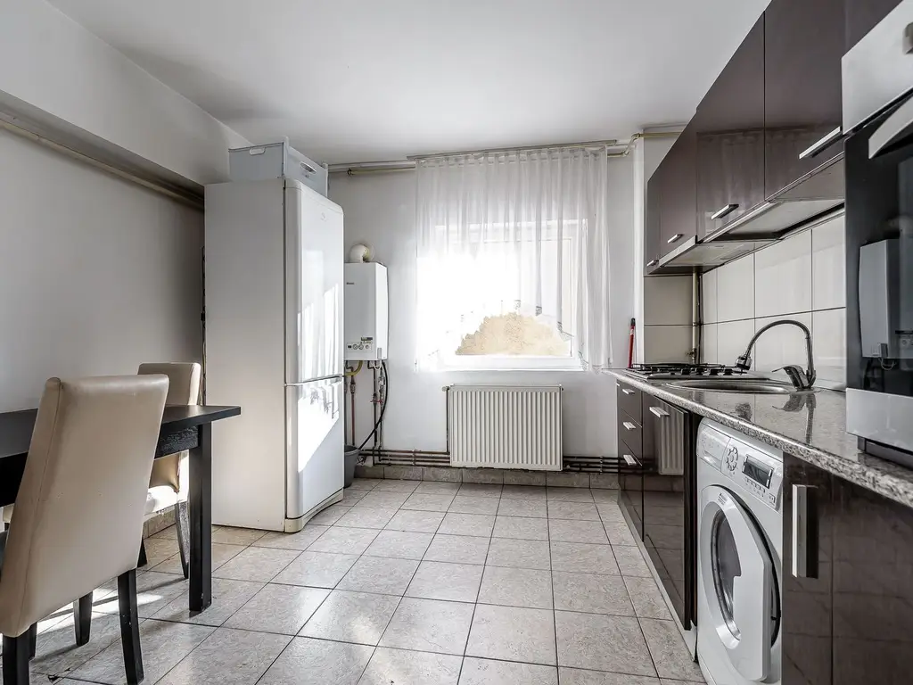 VÂNDUT! Apartament 2 Camere, Etajul 1, Piața mică, Arad
