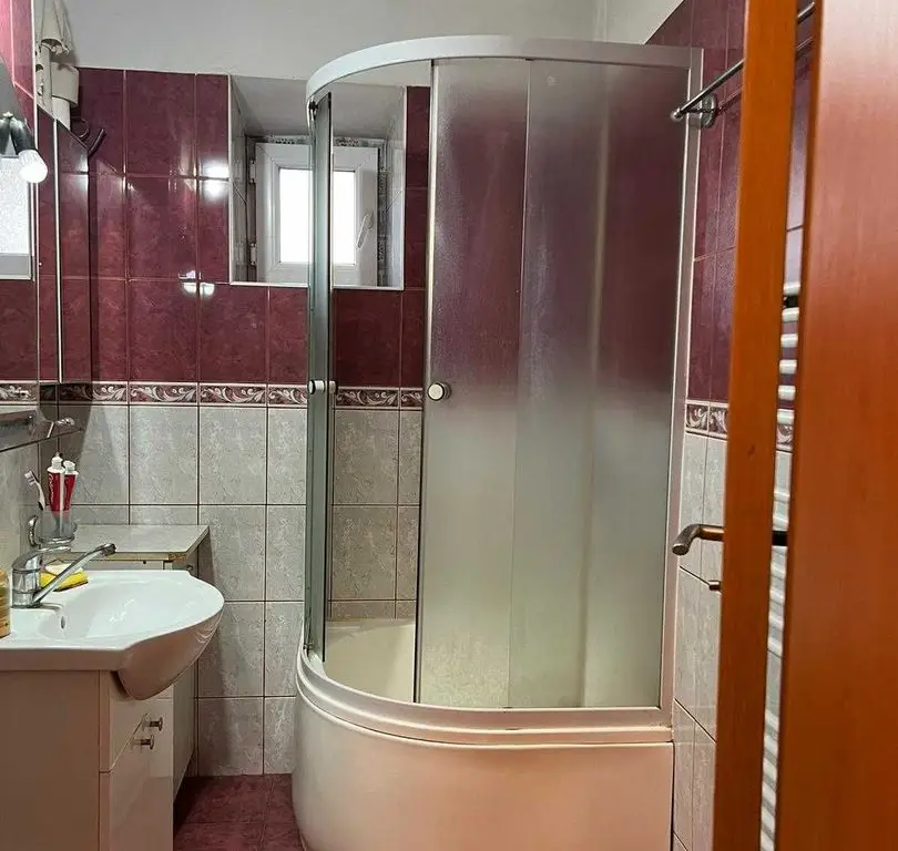 Vand 3 camere dec., confort 1, sos. Alexandriei - Piata Rahova - Teius