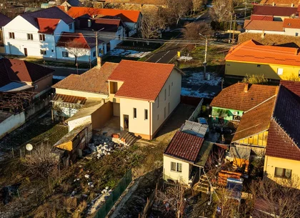 Casă nouă cu etaj semifinalizată, zonă liniștită în Aradul Nou