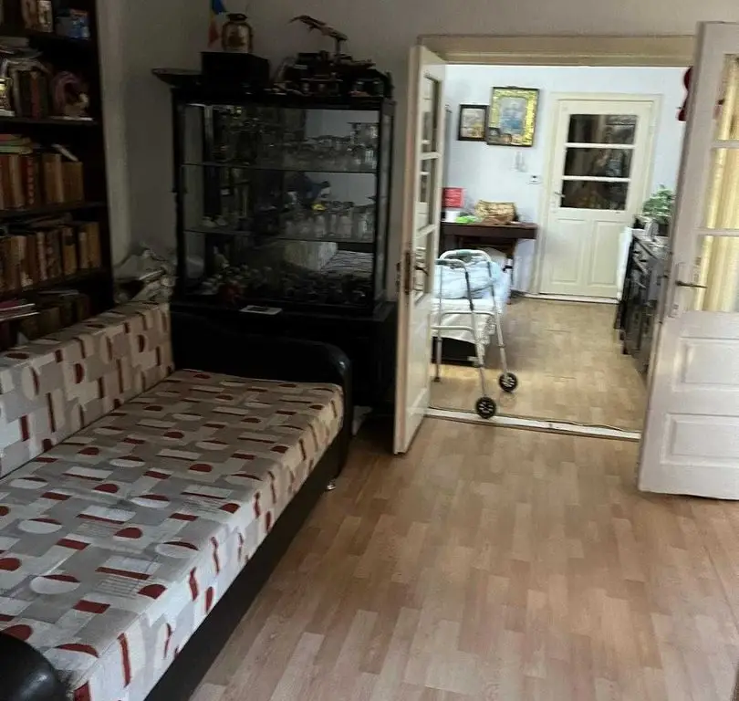 De vanzare casa trei camere