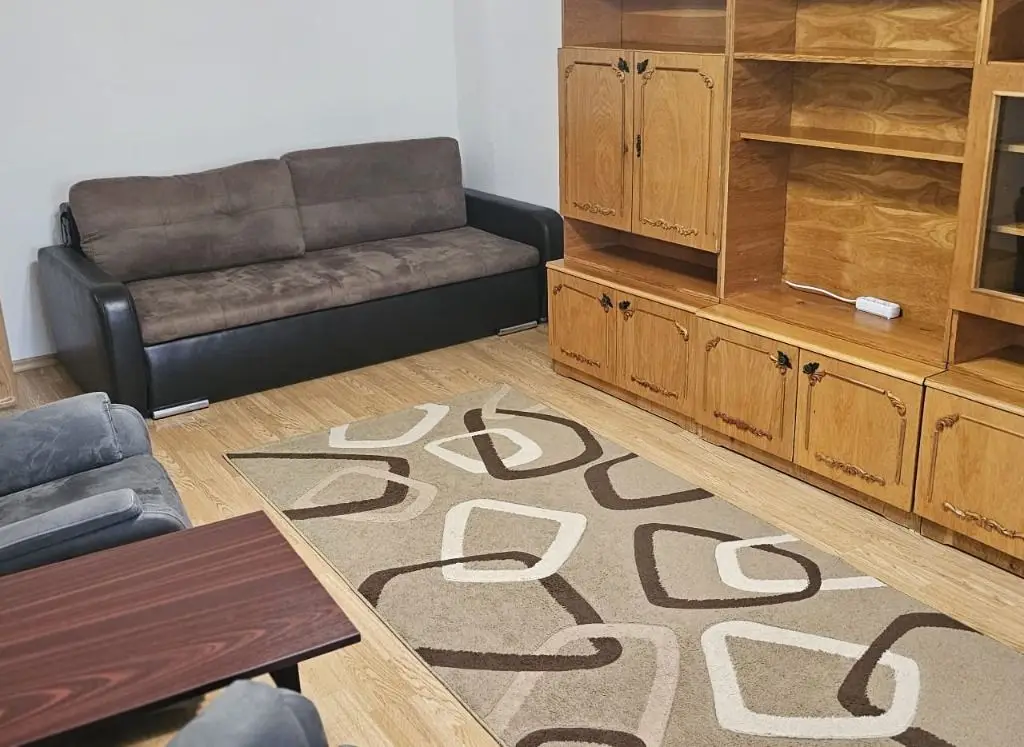 De inchiriat apartament cu 2 camere, etaj 4/4 Piata Centrala, 360 euro