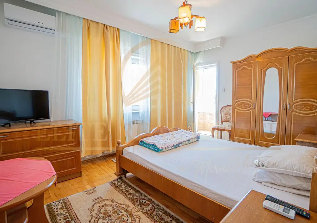Apartament spațios cu 3 camere, 2 băi și 3 balcoane – zona FAR, bloc 2003