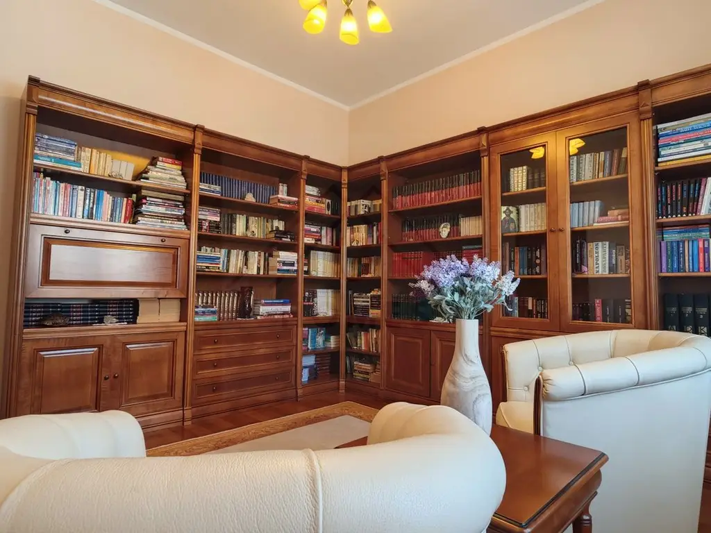 Casa mare. Posibil si clinica, camin batrani, invatamant, sediu firma.