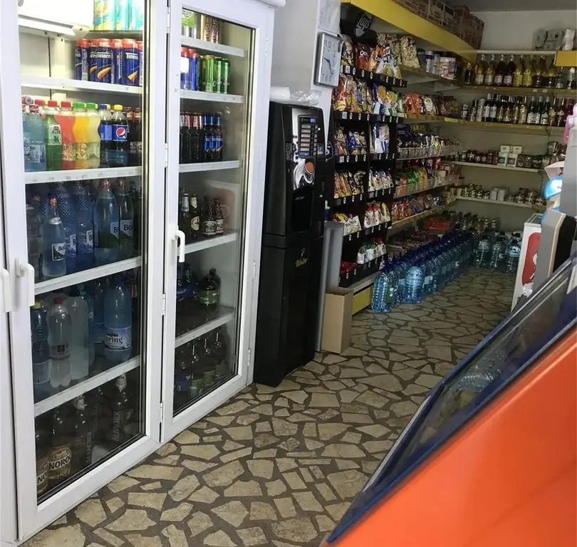 Spatiu com casa - Sos Petricani