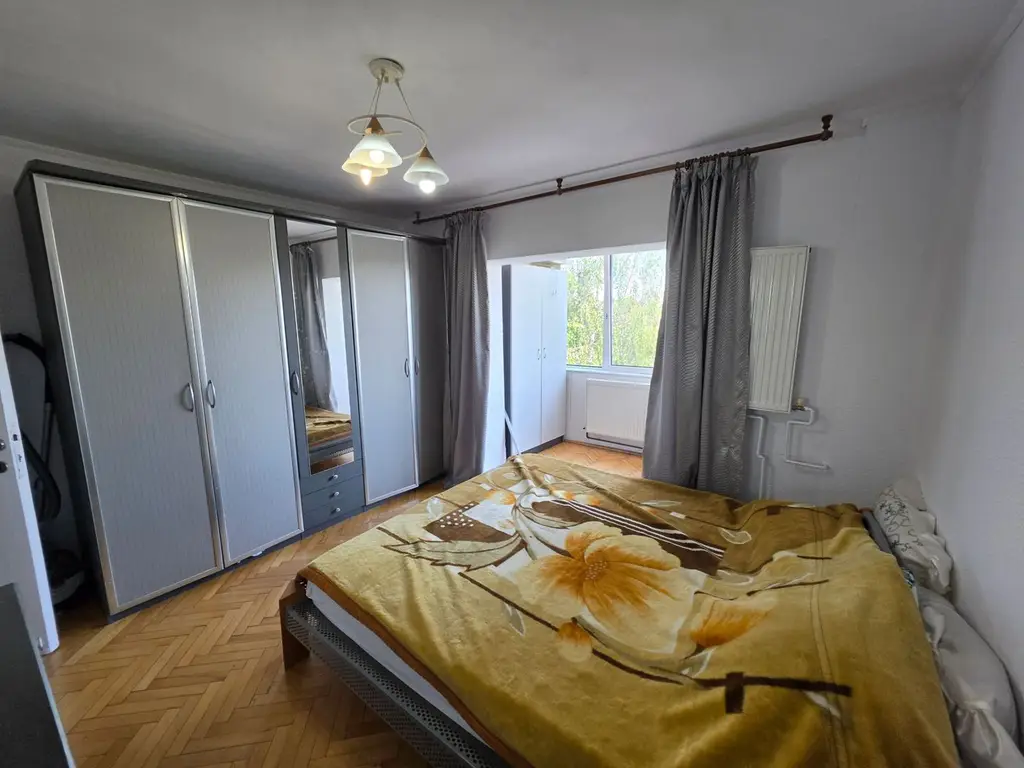 Vand apartament cu 4 camere aproape de centru