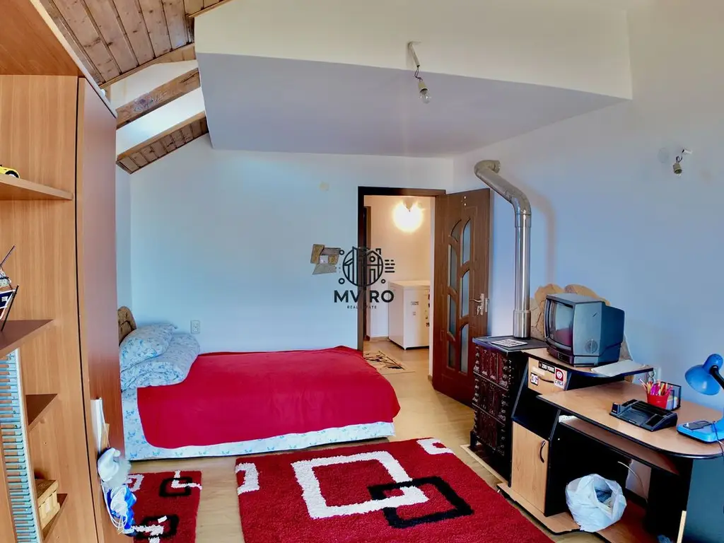 Casa de vanzare in Targoviste - 5 camere, 2 garaje, teren generos