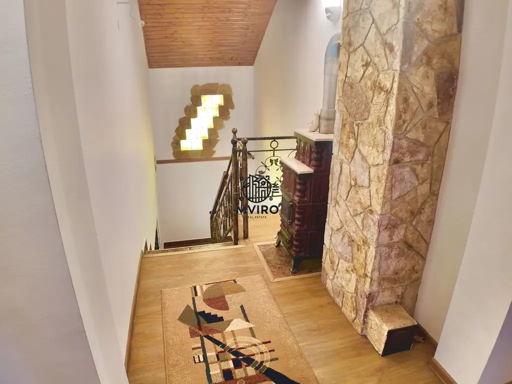 Casa de vanzare in Targoviste - 5 camere, 2 garaje, teren generos