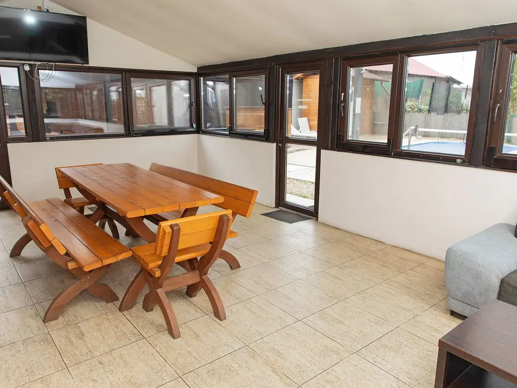 Vilă 5 dormitoare, 4 băi, 2 248mp teren, piscină. Preț: 229 000 E.