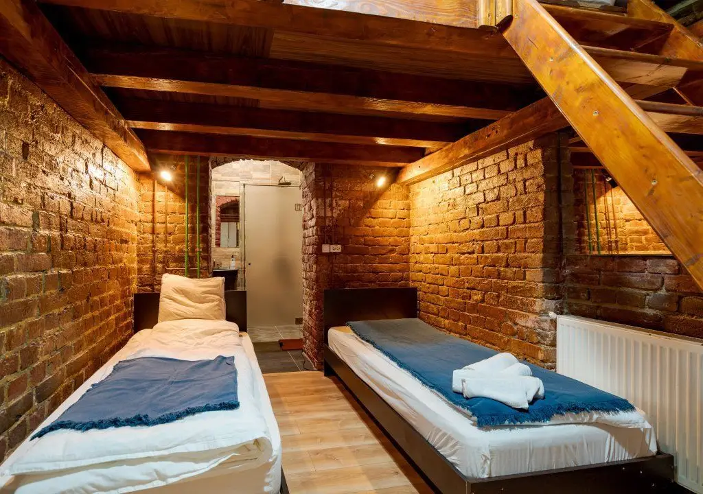 Ag BRASADAS vinde villa cu 20 camere Pta ROMANA.