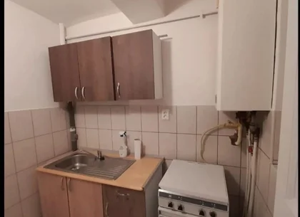 BRASADAS vinde garsoniera 21mp pe Ostrovului la PARTER.
