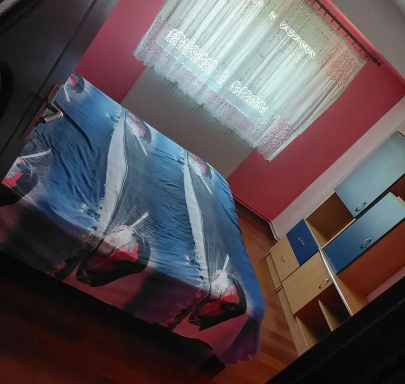 BRASADAS vinde ap 2 cam etaj 4/4 în Micro 16
