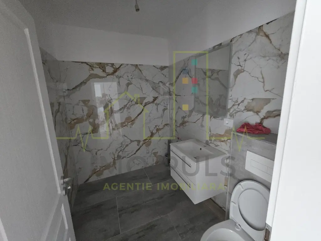 Apartament la parter cu balcon. Bucatarie separata. Loc de parcare