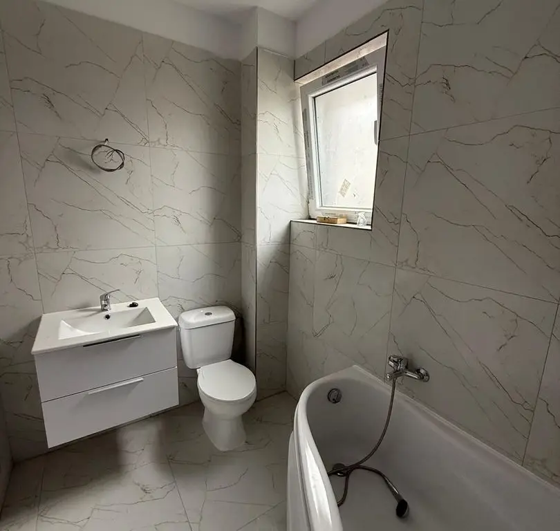 Apartament 56 mp, bloc nou, parcare inclusă, etaj 3, două balcoane, 80.000 euro TVA inclus